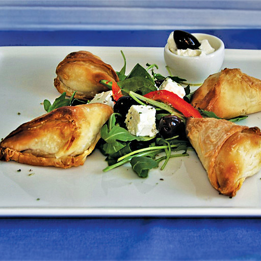 Grekens serveringstips för Filopaj med tzatziki